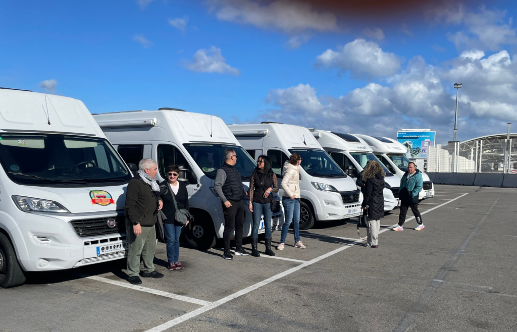 Autocaravanas preparadas para cruzar la frontera de Marruecos durante una ruta organizada