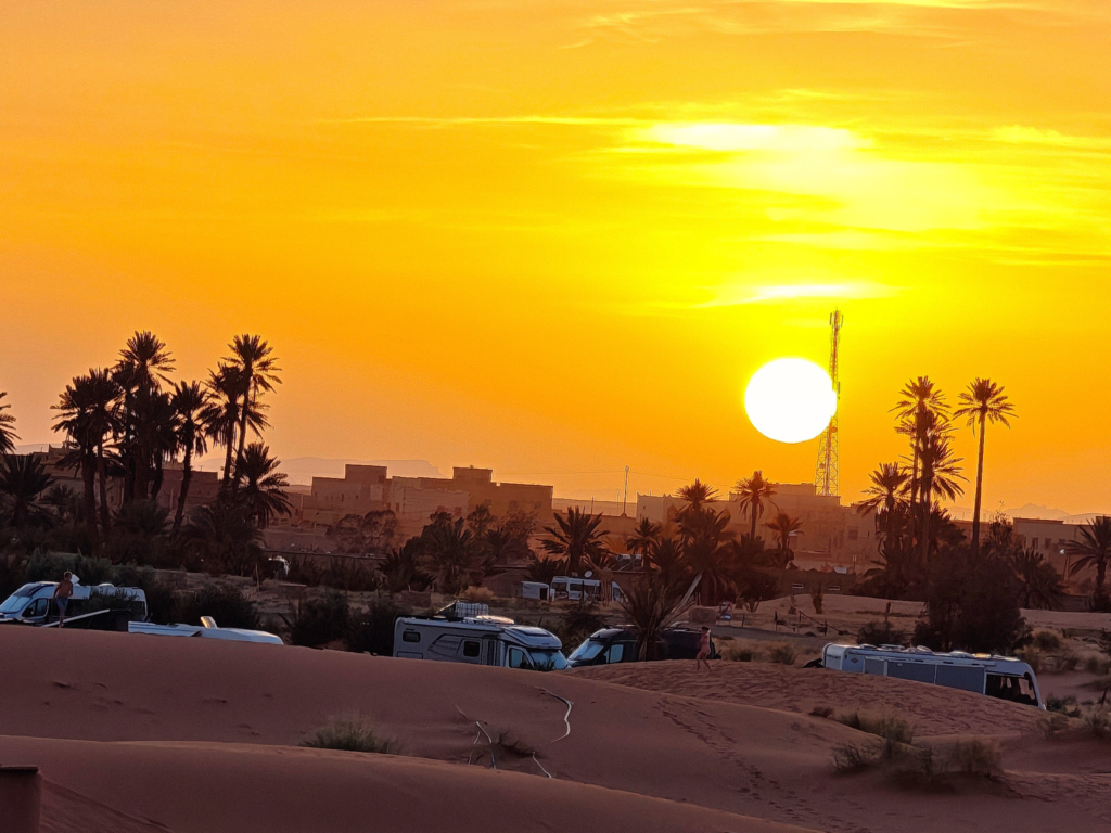 Grupo de viajeros de Sizonia recorriendo Marruecos en autocaravana durante un viaje organizado